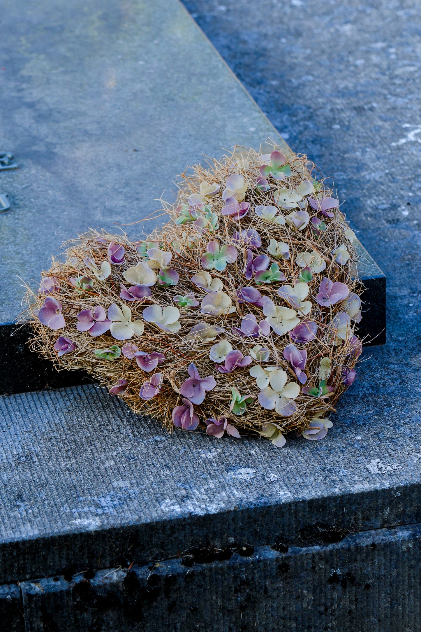 Hart Grafstukje met Hortensia (Naturel) (30 cm)