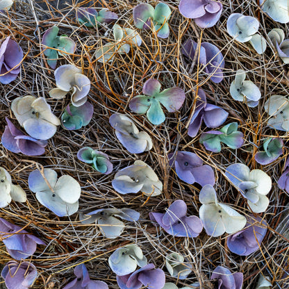 Kruis Grafstukje met Hortensia (naturel) (±30cm)
