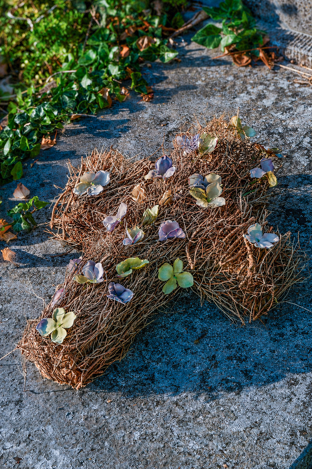 Kruis Grafstukje met Hortensia (naturel) (±30cm)