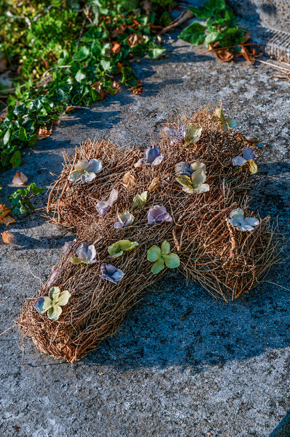 Kruis Grafstukje met Hortensia (naturel) (±30cm)