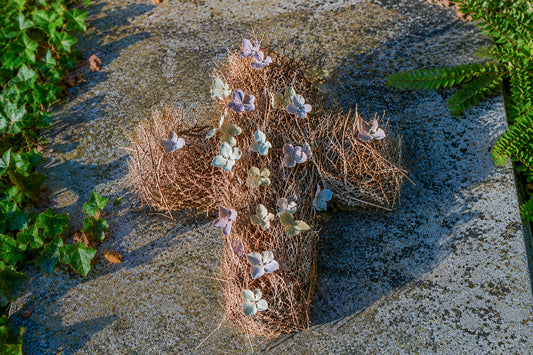 Kruis Grafstukje met Hortensia (naturel) (±30cm)