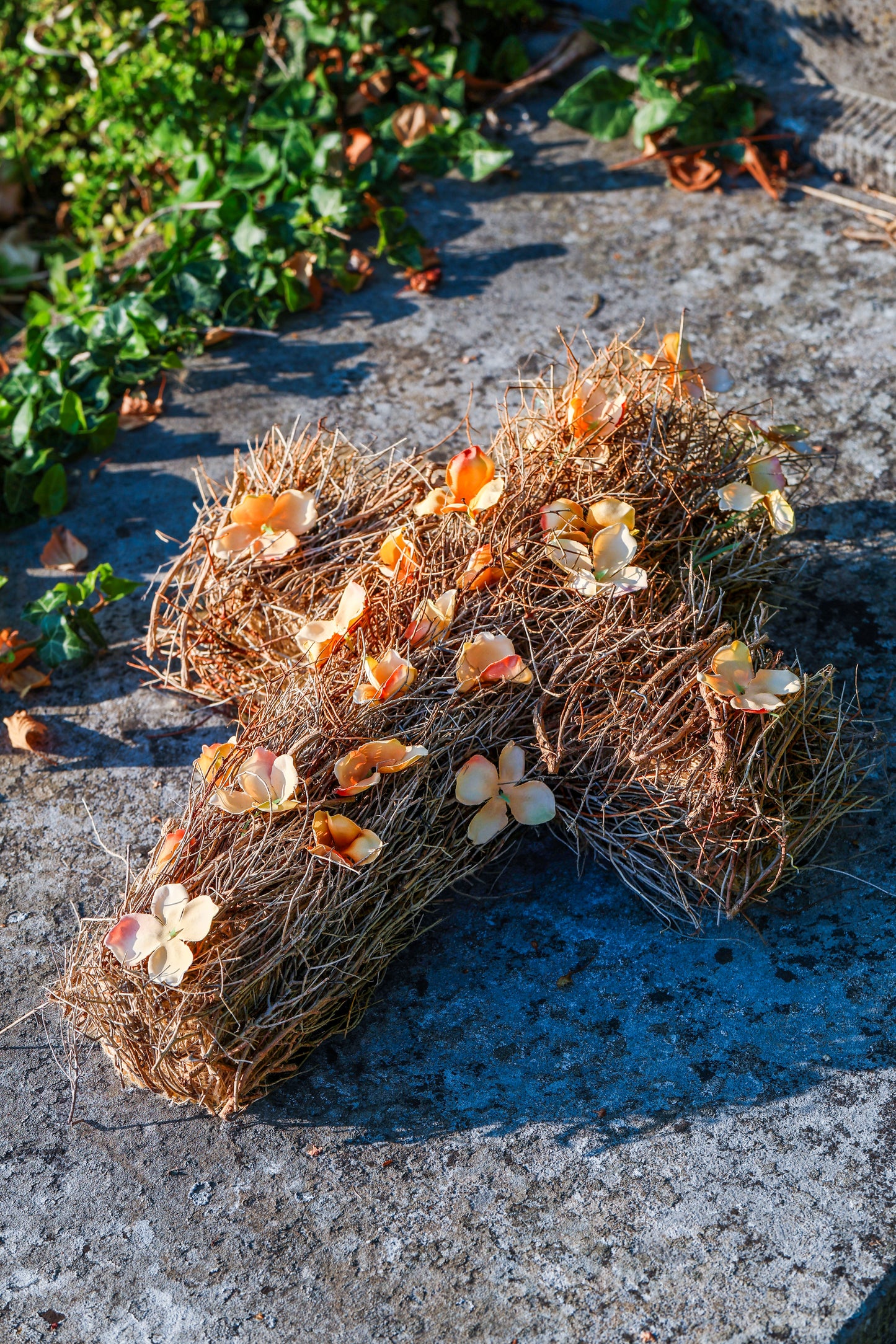 Kruis Grafstukje met Hortensia (Oranje) (±30cm)