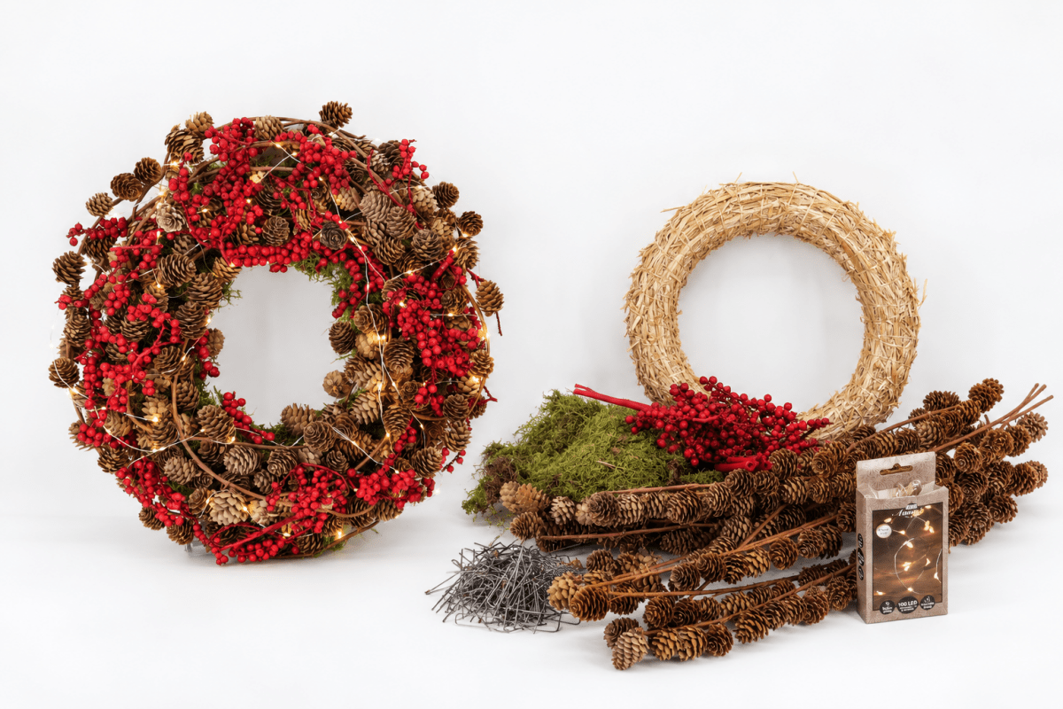Groene Kerstkrans met Larix & Lichtjes (⌀ 35cm) - bloemschikmaterialen.com