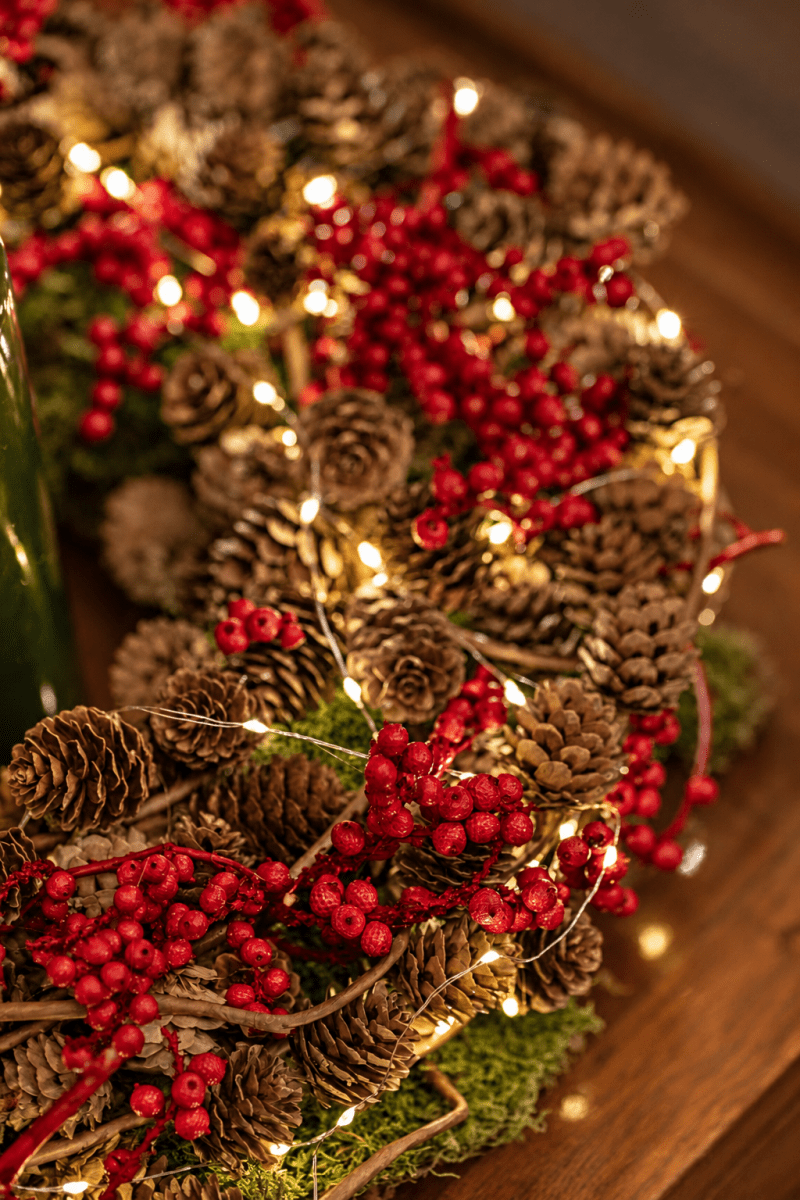 Groene Kerstkrans met Larix & Lichtjes (⌀ 35cm) - bloemschikmaterialen.com