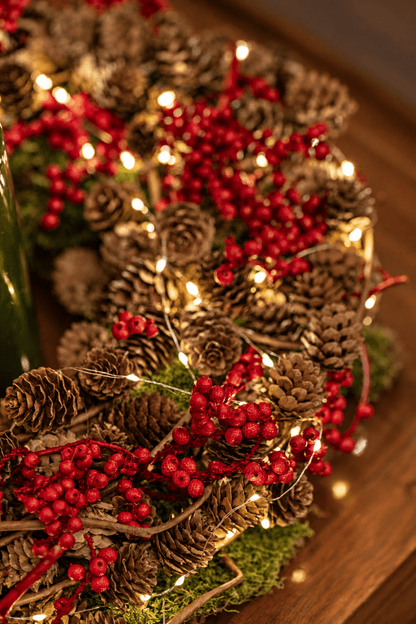 Groene Kerstkrans met Larix & Lichtjes (⌀ 35cm) - bloemschikmaterialen.com