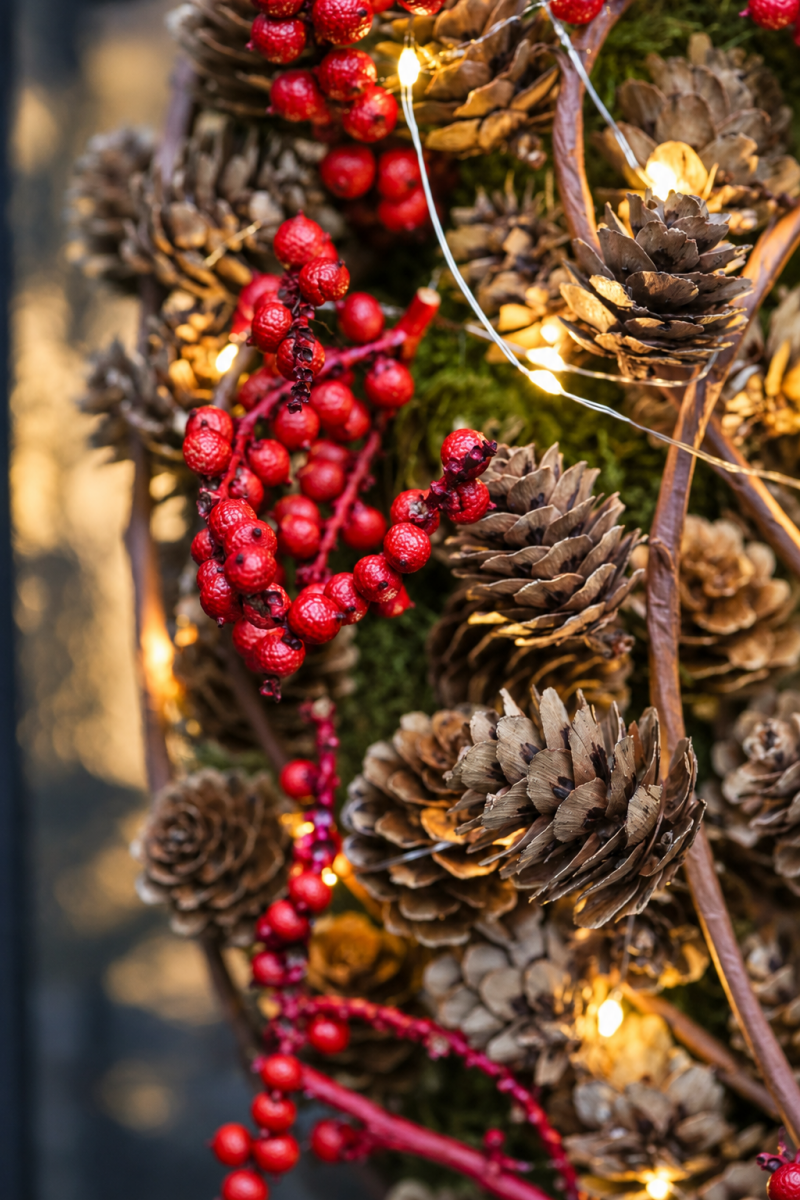 Groene Kerstkrans met Larix & Lichtjes (⌀ 35cm) - bloemschikmaterialen.com