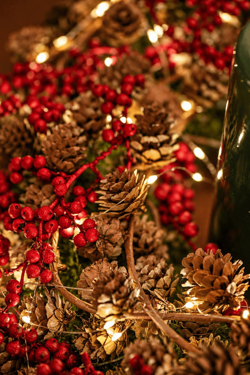 Groene Kerstkrans met Larix & Lichtjes (⌀ 35cm) - bloemschikmaterialen.com