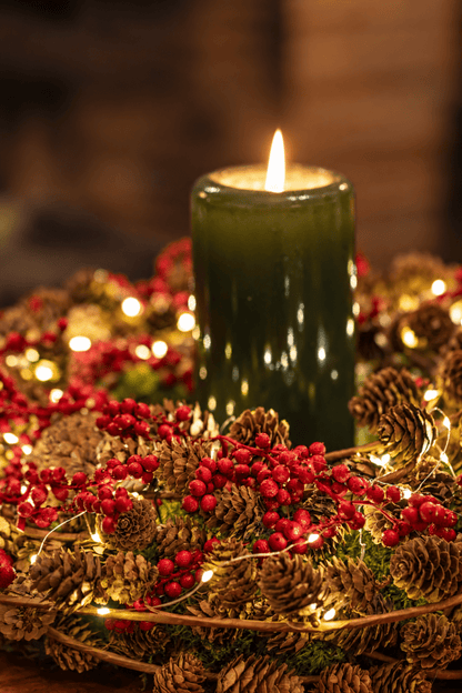 Groene Kerstkrans met Larix & Lichtjes (⌀ 35cm) - bloemschikmaterialen.com