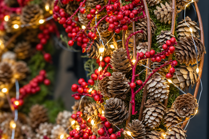 Groene Kerstkrans met Larix & Lichtjes (⌀ 35cm) - bloemschikmaterialen.com