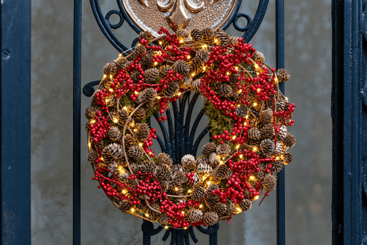 Groene Kerstkrans met Larix & Lichtjes (⌀ 35cm) - bloemschikmaterialen.com