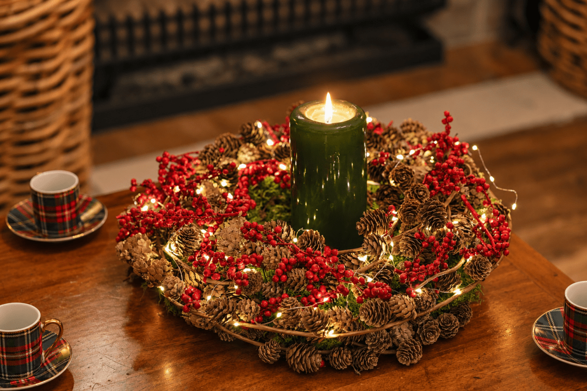Groene Kerstkrans met Larix & Lichtjes (⌀ 35cm) - bloemschikmaterialen.com