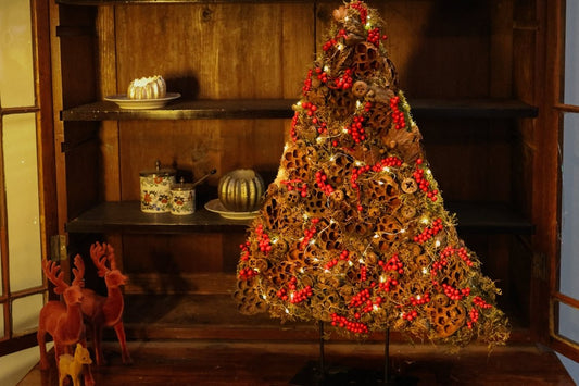 Kerstboom met eucalyptus & canella (Pakket) - bloemschikmaterialen.com