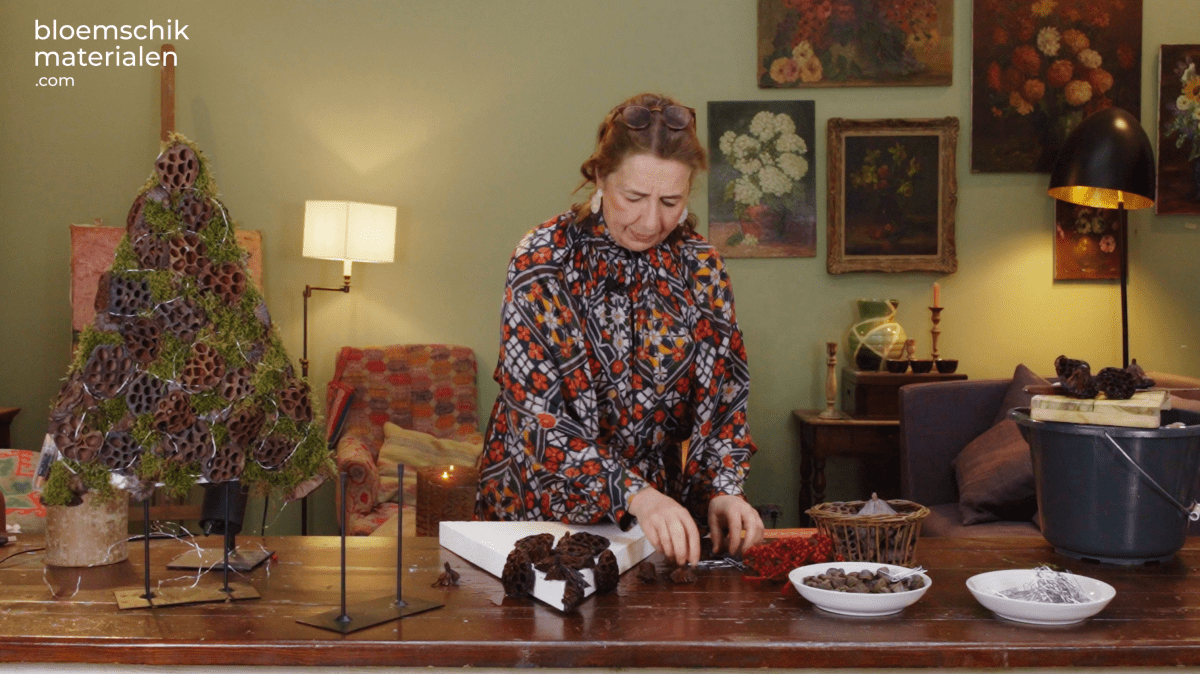 Kerstboom met eucalyptus & canella (Pakket) - bloemschikmaterialen.com