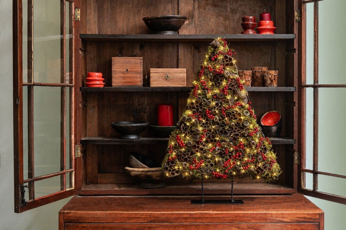 Kerstboom met lichtjes, eucalyptus & canella (Pakket) - bloemschikmaterialen.com