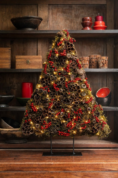 Kerstboom met lichtjes, eucalyptus & canella (Pakket) - bloemschikmaterialen.com