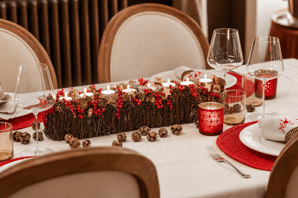 Kersttafeldecoratie met 8 glazen kaarsenhouders (50cm) - bloemschikmaterialen.com