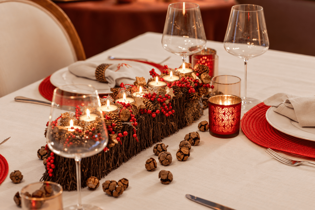 Kersttafeldecoratie met 8 glazen kaarsenhouders (50cm) - bloemschikmaterialen.com