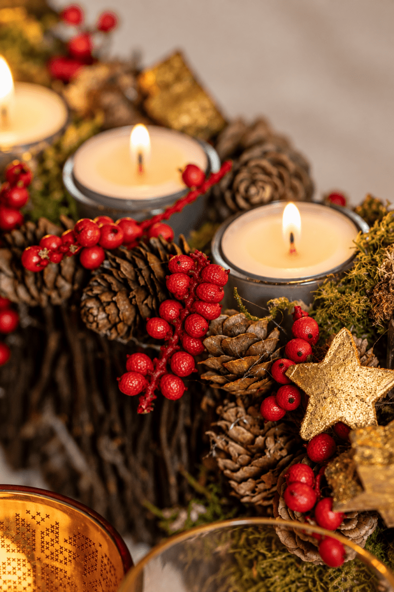Kersttafeldecoratie met 8 glazen kaarsenhouders (50cm) - bloemschikmaterialen.com