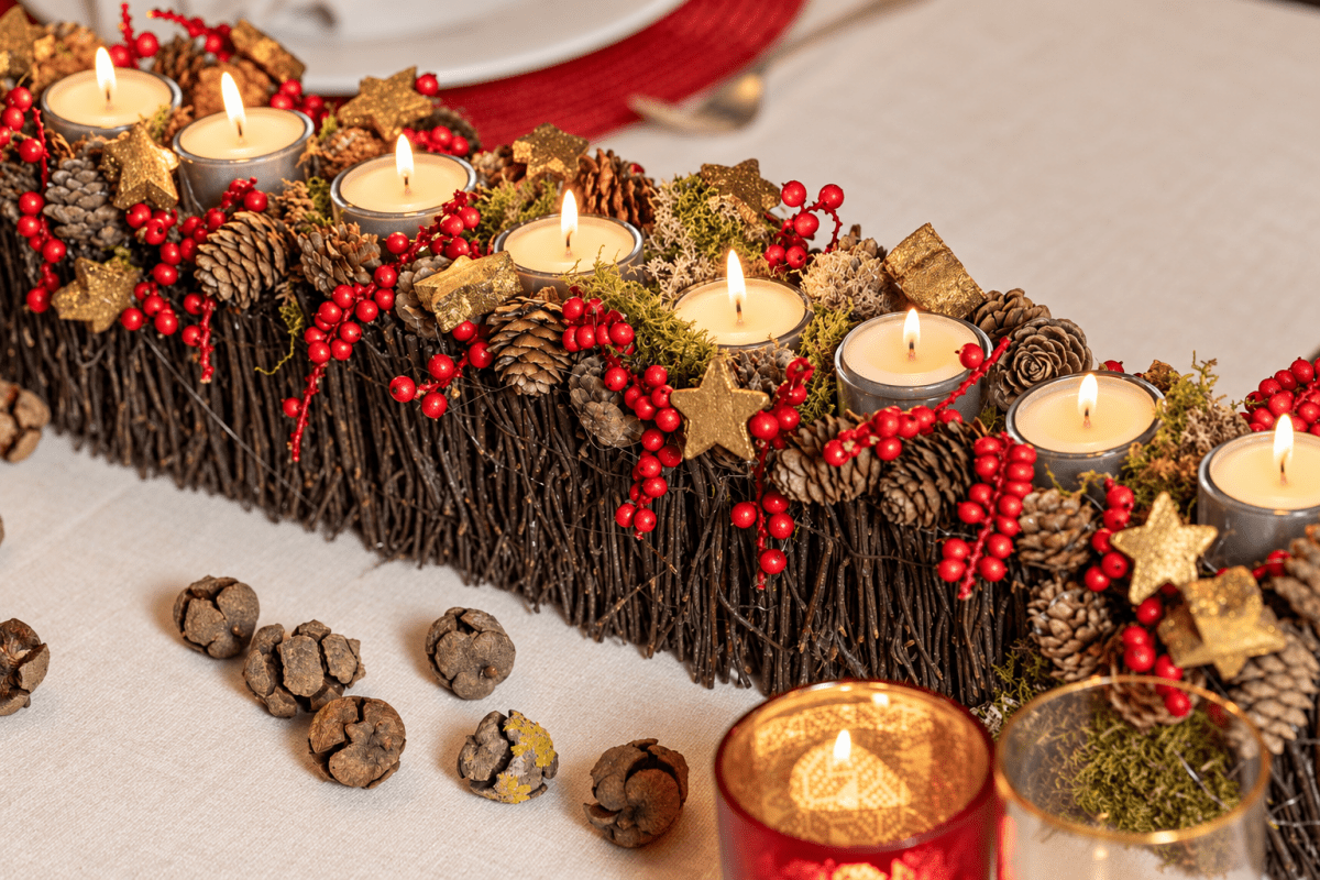 Kersttafeldecoratie met 8 glazen kaarsenhouders (50cm) - bloemschikmaterialen.com