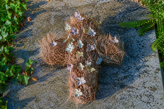 Kruis Grafstukje met Hortensia (naturel) (±30cm) - bloemschikmaterialen.com