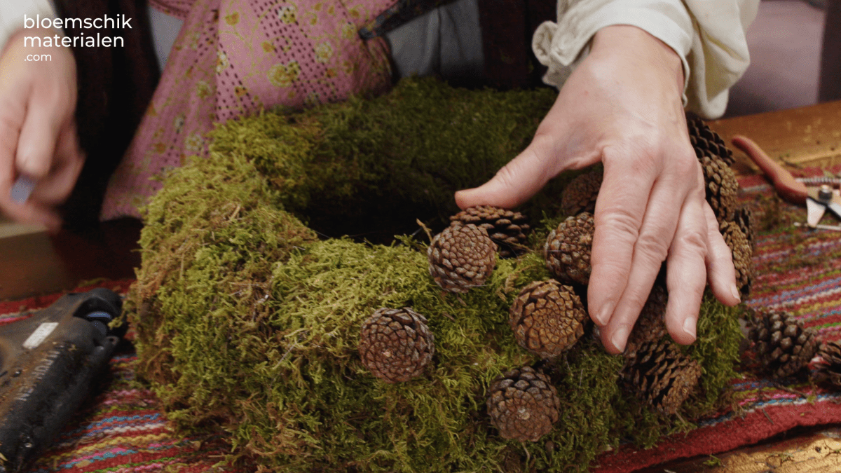 Rode dennenkrans met mos (Pakket) - bloemschikmaterialen.com