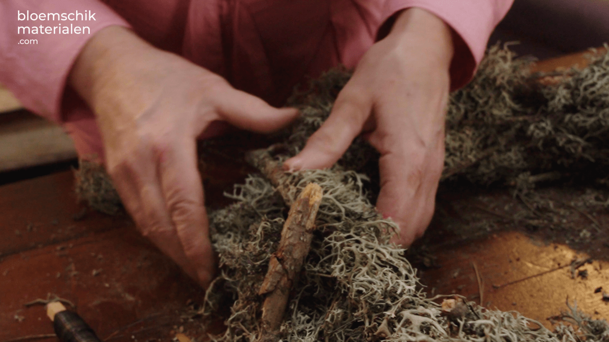 Winterse moskrans met lichtjes (Pakket) - bloemschikmaterialen.com