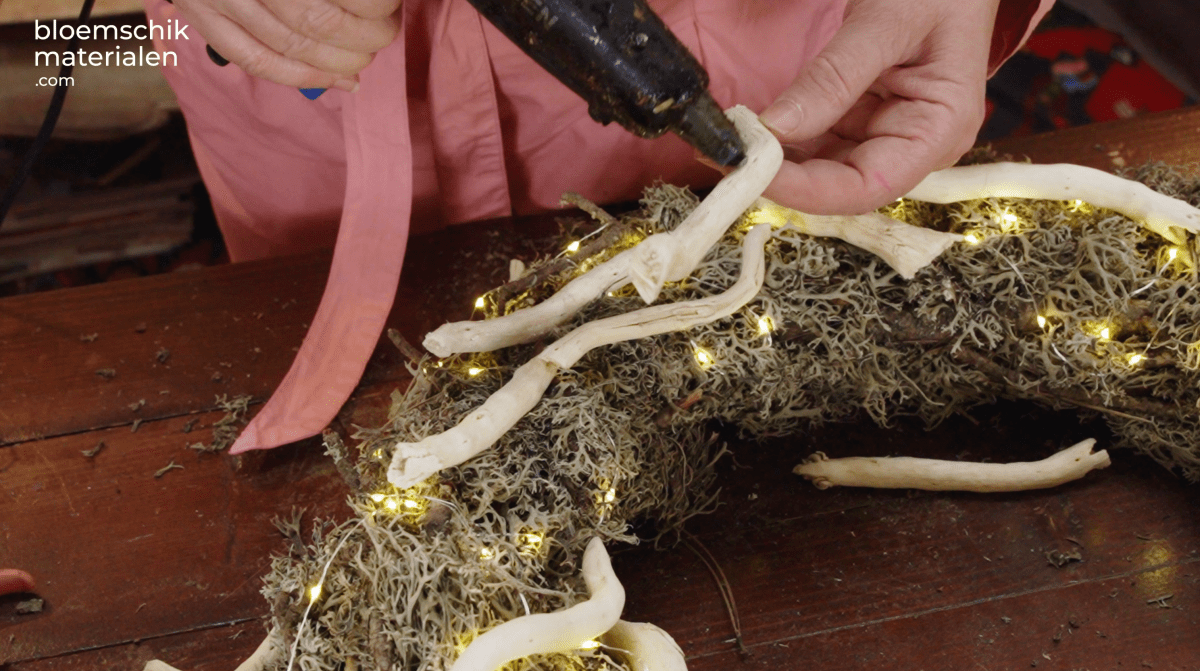 Winterse moskrans met lichtjes (Pakket) - bloemschikmaterialen.com